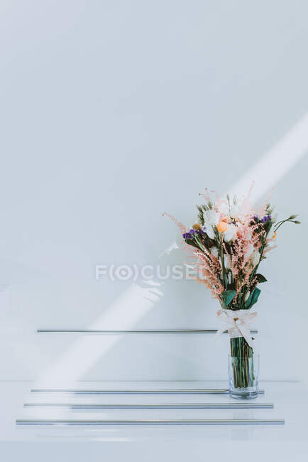 Wunderschöne frische Blumen in der Vase — Stockfoto