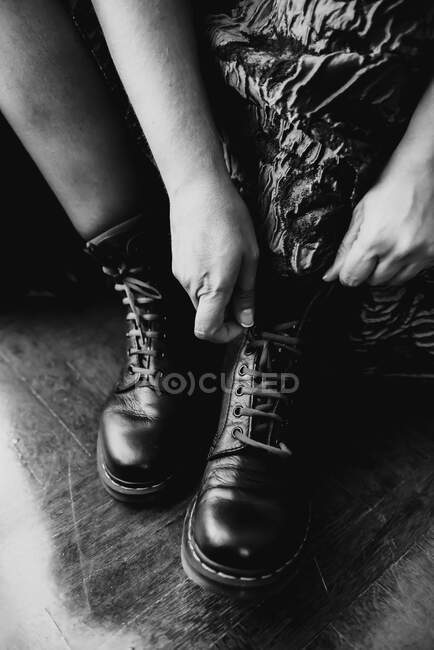 Donna in abito allacciatura stivali — Foto stock