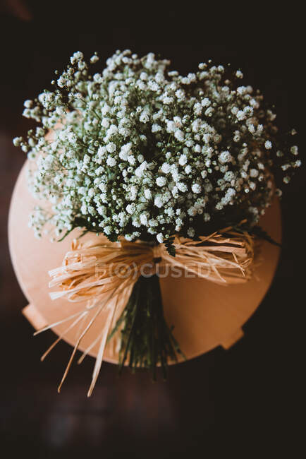 Букет белых цветов на стенде — стоковое фото