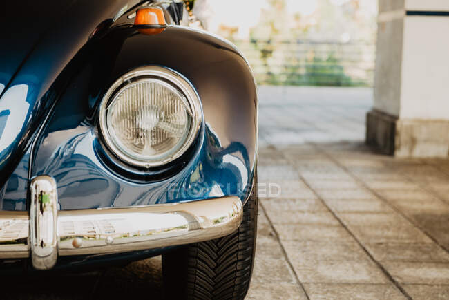 Beautiful blue vintage automobile near column on street — Stock Photo