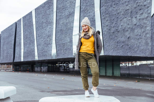 Blonde girl posing in the city — Stock Photo