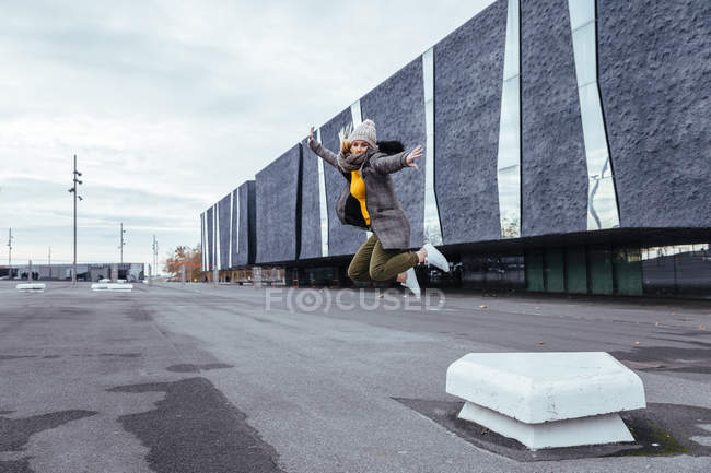 Блондинка стрибає на вулиці — стокове фото