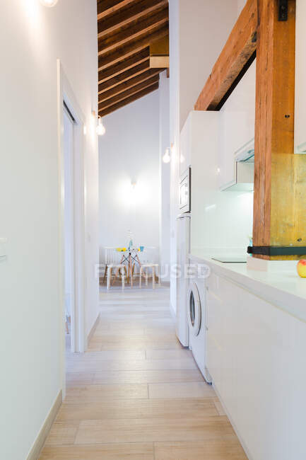 Blick auf Küche und Tisch in weißer Wohnung in modernem Haus — Stockfoto
