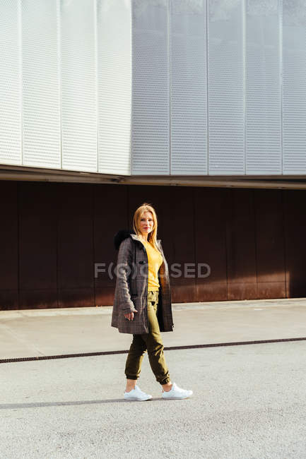 Blondes Mädchen zu Fuß in der Stadt — Stockfoto
