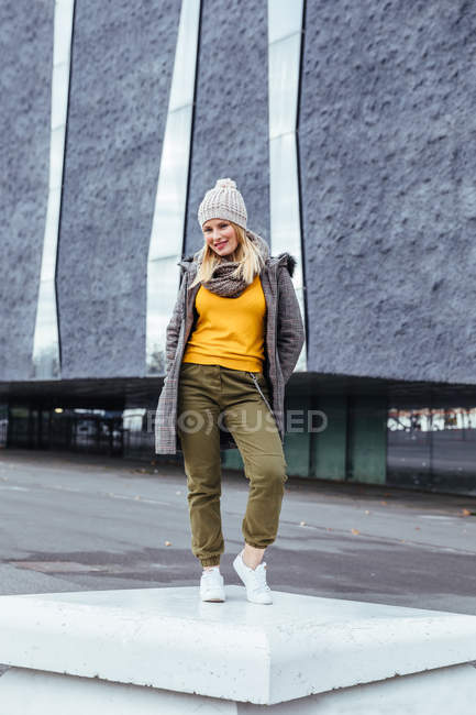 Blonde fille posant dans la ville — Photo de stock