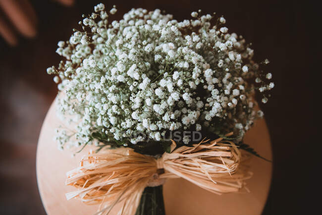 Strauß weißer Blumen am Stand — Stockfoto