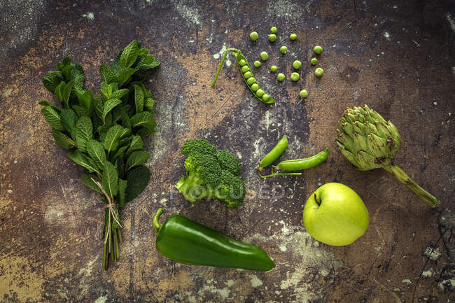 Mezcla de frutas y verduras en color verde sobre fondo oxidado. Comida saludable Detox Flat lay. Desde arriba - foto de stock