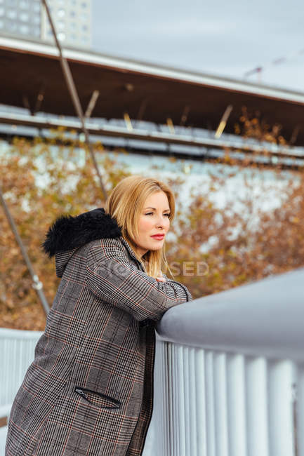 Blonde fille posant dans la ville — Photo de stock