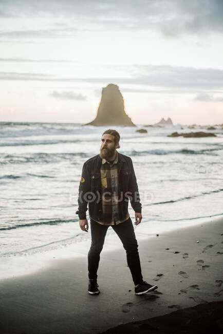 Voyageur barbu regardant loin près de la mer — Photo de stock