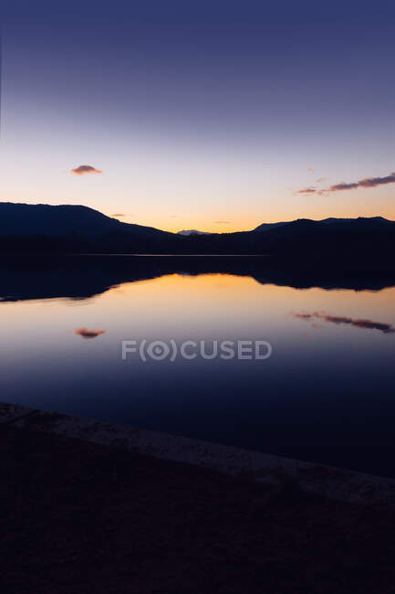Puesta de sol en el lago de montaña - foto de stock