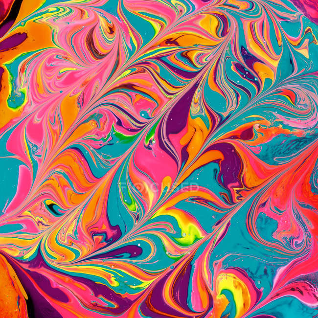 Pintura gruesa de varios colores brillantes que fluyen y se mezclan entre sí - foto de stock