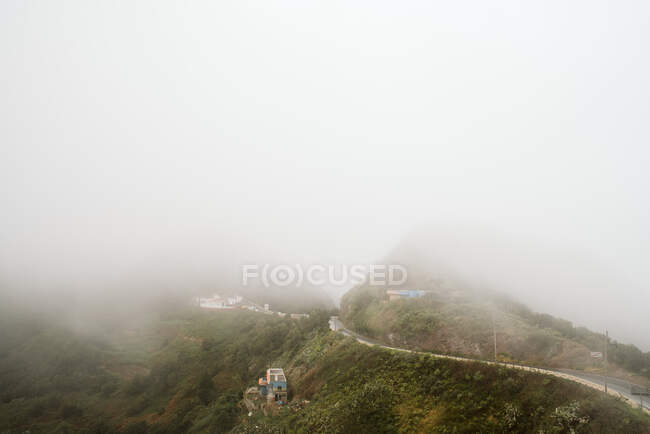 Fog over beautiful hilly terrain — Stock Photo