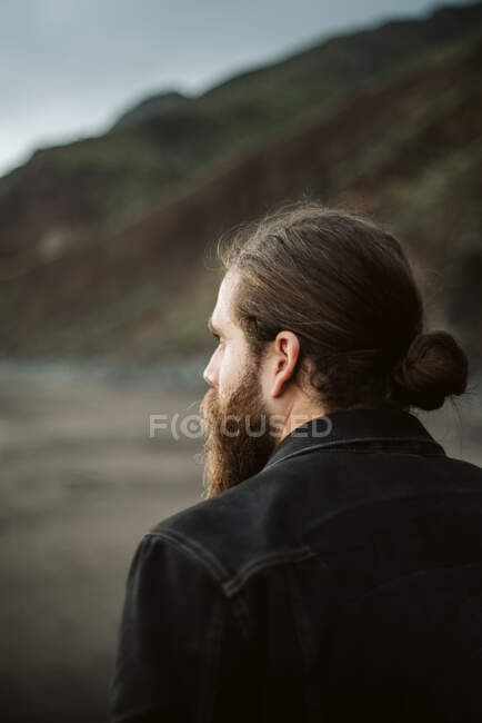 Viajante barbudo olhando para longe perto do mar — Fotografia de Stock