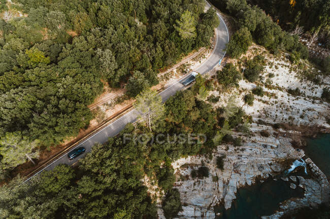 Vista aérea de uma estrada ao longo do rio — Fotografia de Stock