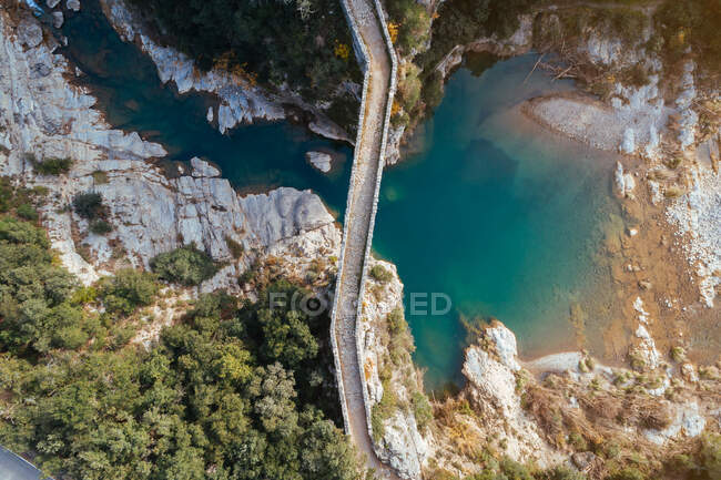 Luftaufnahme einer mittelalterlichen Brücke im Berg — Stockfoto