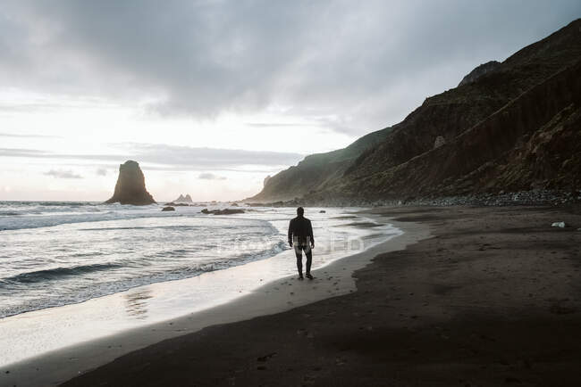 Homem anônimo de pé perto do mar — Fotografia de Stock