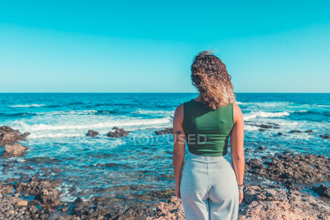 Mulher elegante de pé perto do mar — Fotografia de Stock