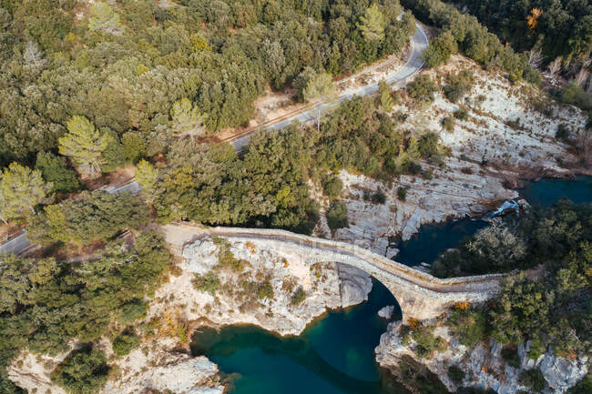 Vista aérea de un puente medieval en la montaña - foto de stock
