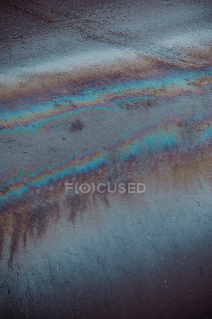 Petróleo slicks em asfalto molhado, close-up — Fotografia de Stock