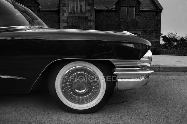 Вид сбоку с классического автомобиля в черно-белом цвете — стоковое фото
