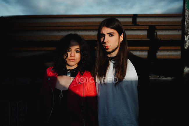 Uomo e donna dai capelli lunghi in piedi vicino al treno — Foto stock