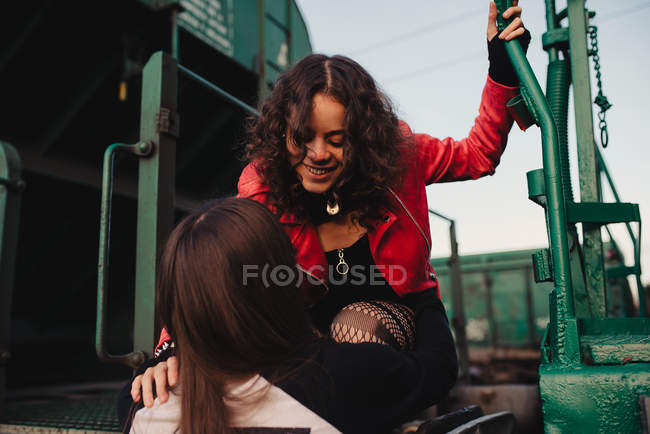 Ragazzo dai capelli lunghi e signora alla moda sul treno — Foto stock
