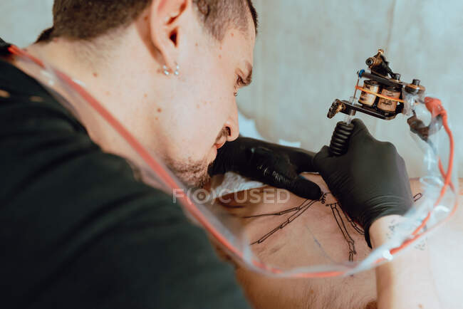 Stylish woman making tattoo — Stock Photo