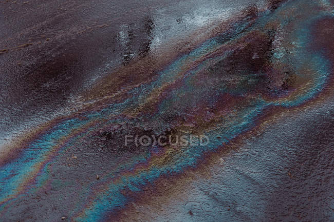 Petróleo slicks em asfalto molhado, close-up — Fotografia de Stock