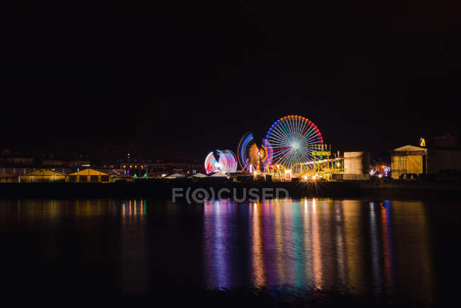 Ruota panoramica sul terrapieno della città durante la notte — Foto stock
