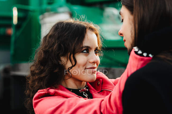 Long haired man hugging and kissing woman near train — Stock Photo