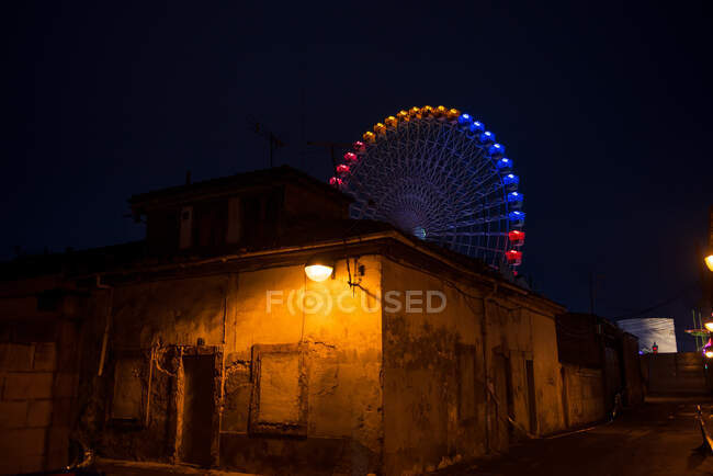 Grande roue sur le remblai de la ville dans la nuit — Photo de stock