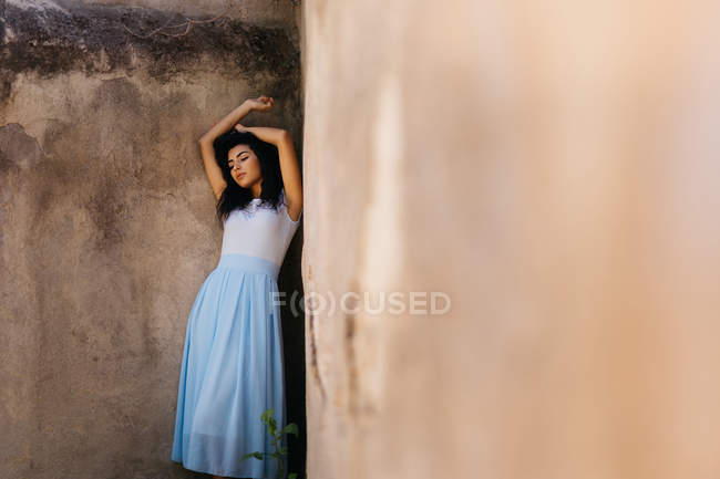 Красива жінка біля похилої стіни — стокове фото