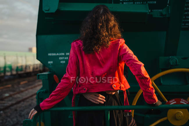 Vue arrière de l'homme étreignant femme près du train — Photo de stock