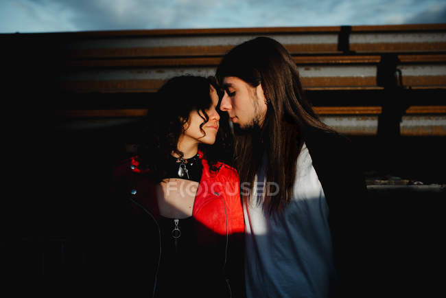 Homme et femme aux cheveux longs debout près du train — Photo de stock