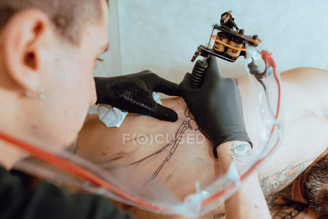 Mujer con estilo haciendo tatuaje - foto de stock