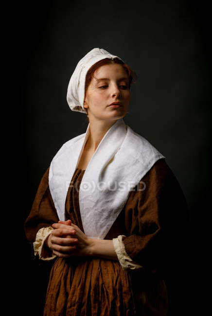 Femme de ménage médiévale posant dans des vêtements vintage en studio . — Photo de stock