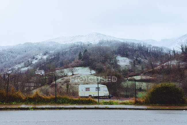 Mobile home parked near hills — Stock Photo