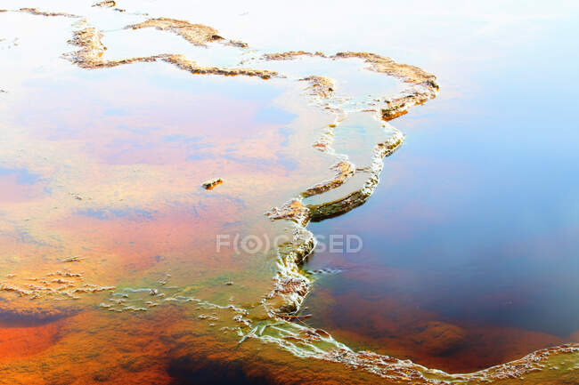 Natürliche Mineralbildung im klaren Wasser des Rio Tinto mit glatter Oberfläche, Huelva — Stockfoto