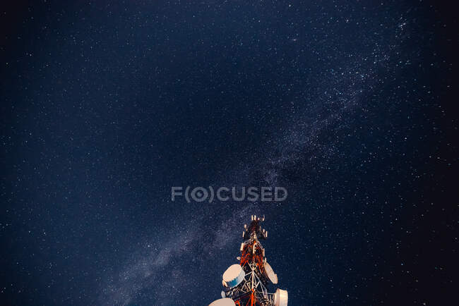 Funkturm gegen Sternenhimmel — Stockfoto