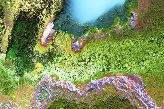 Estrato mineral multicolor en el río - foto de stock
