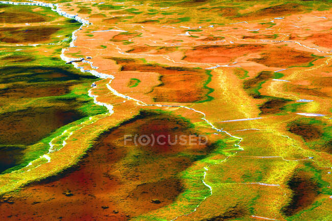 Різнокольоровий мінеральний страйк на річці — стокове фото