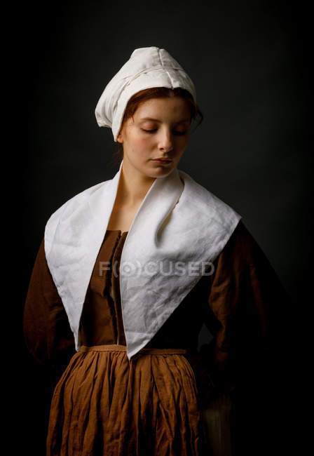 Mittelalterliche Hausmädchen posiert in Vintage-Kleidung im Studio. — Stockfoto