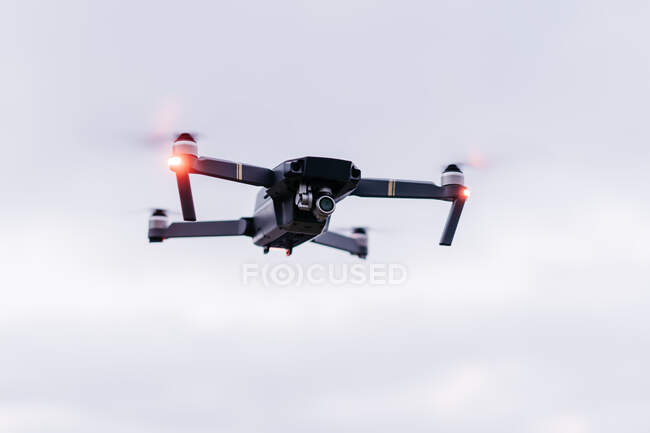 Drohne fliegt in der Nähe von See — Stockfoto