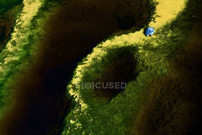Prélèvement de sédiments minéraux dans les eaux vertes de la rivière — Photo de stock