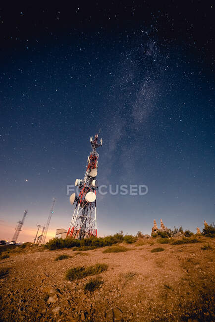 Torre de rádio contra céu estrelado — Fotografia de Stock