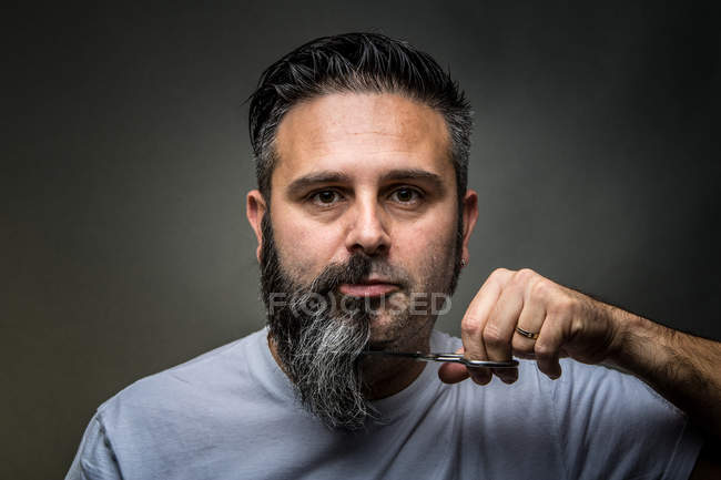 Expresivo peluquero barba de corte - foto de stock