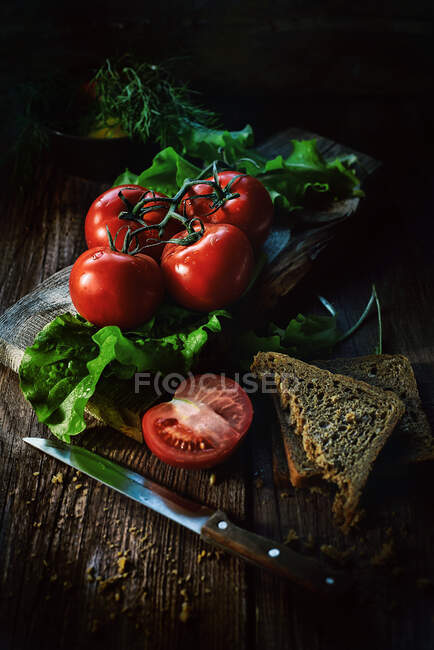 Tomates fraîches sur table en bois — Photo de stock