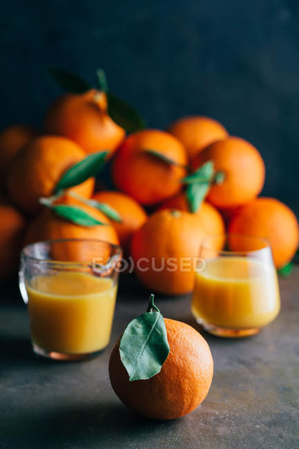 Succo d'arancia sul tavolo — Foto stock