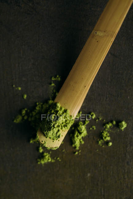 Primo piano di polvere di tè matcha verde su cucchiaino . — Foto stock