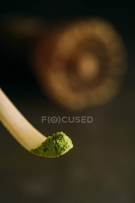 Close-up de pó de chá matcha verde em pequena colher
. — Fotografia de Stock